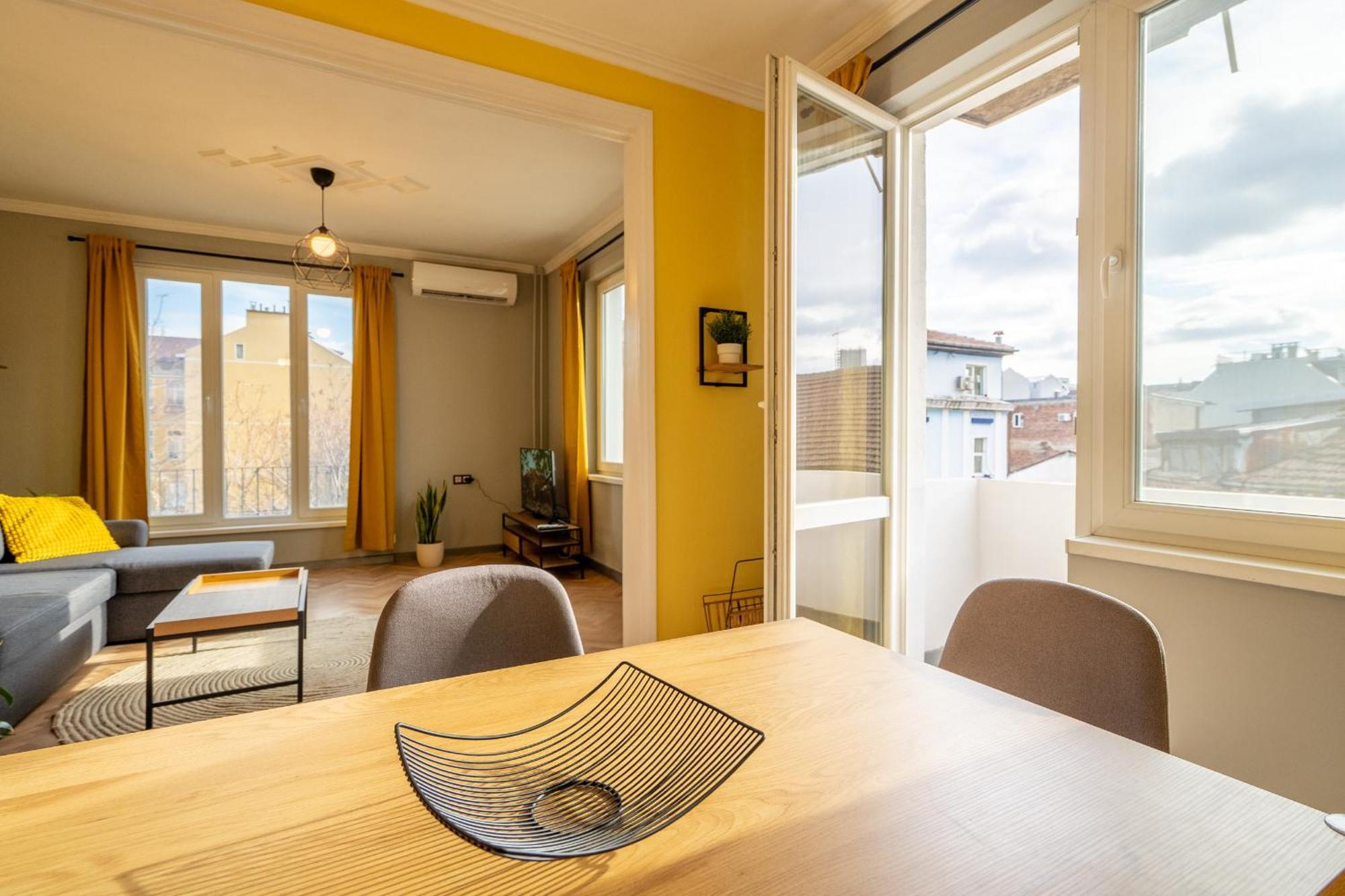 Golden Glow Apartemen